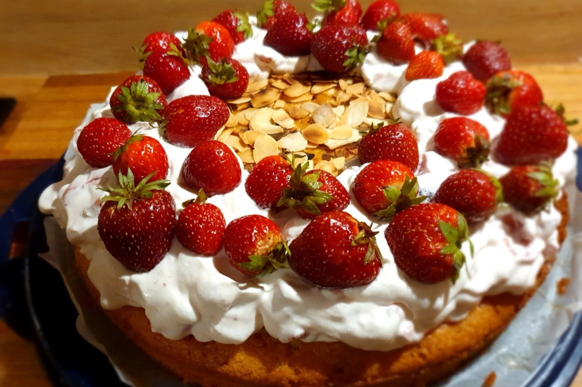 Almond honey cake with strawberry cream â€“ Toidublogi