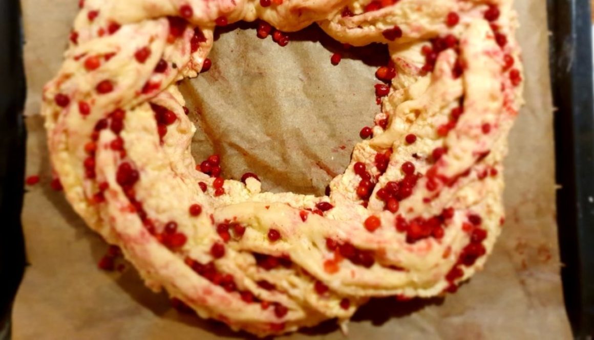 Lingonberry-marzipan kringel (pretzel) with white chocolate