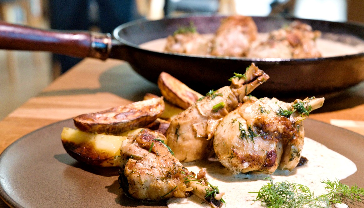 Pan-fried chicken in dill sauce