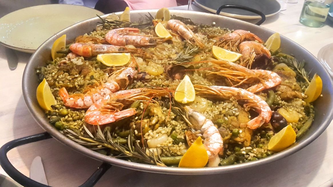 Seepiatindiga paella (Arròs negro)