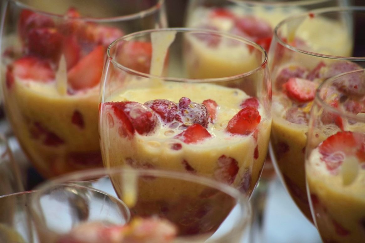 Zabaglione värskete maasikatega