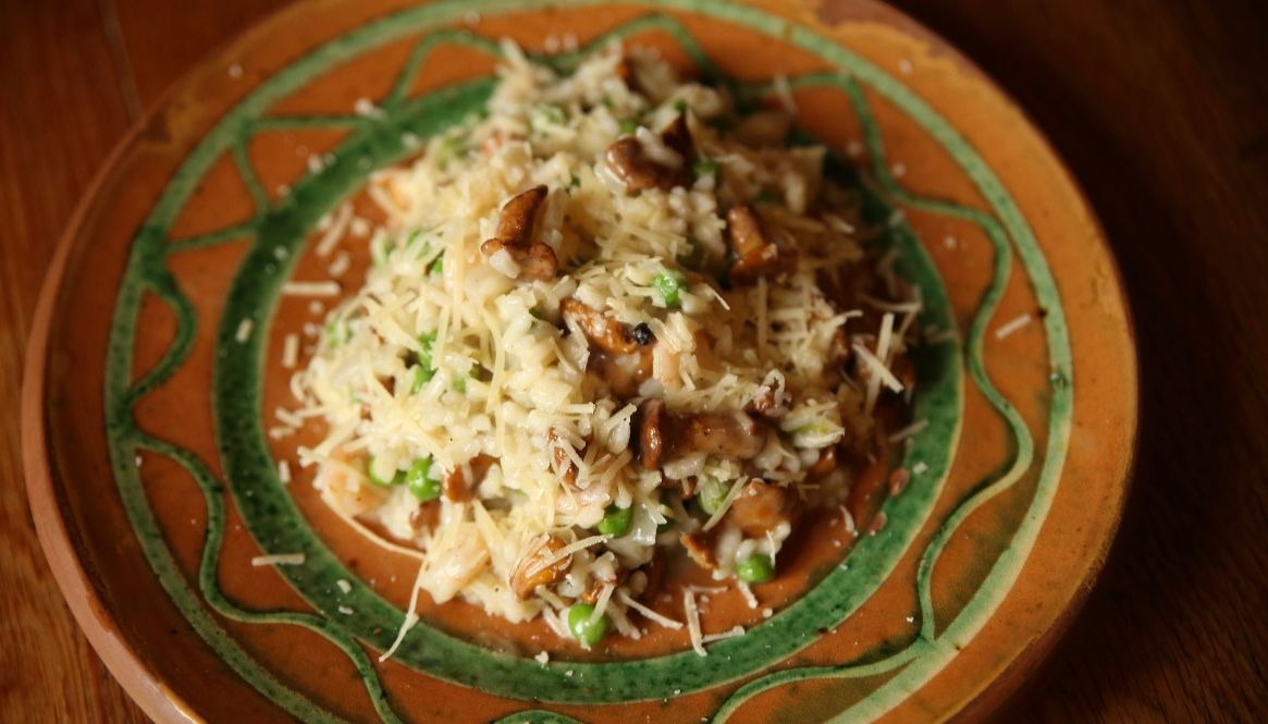 Estoian-style risotto with pickled canterelle, shrimps and green peas