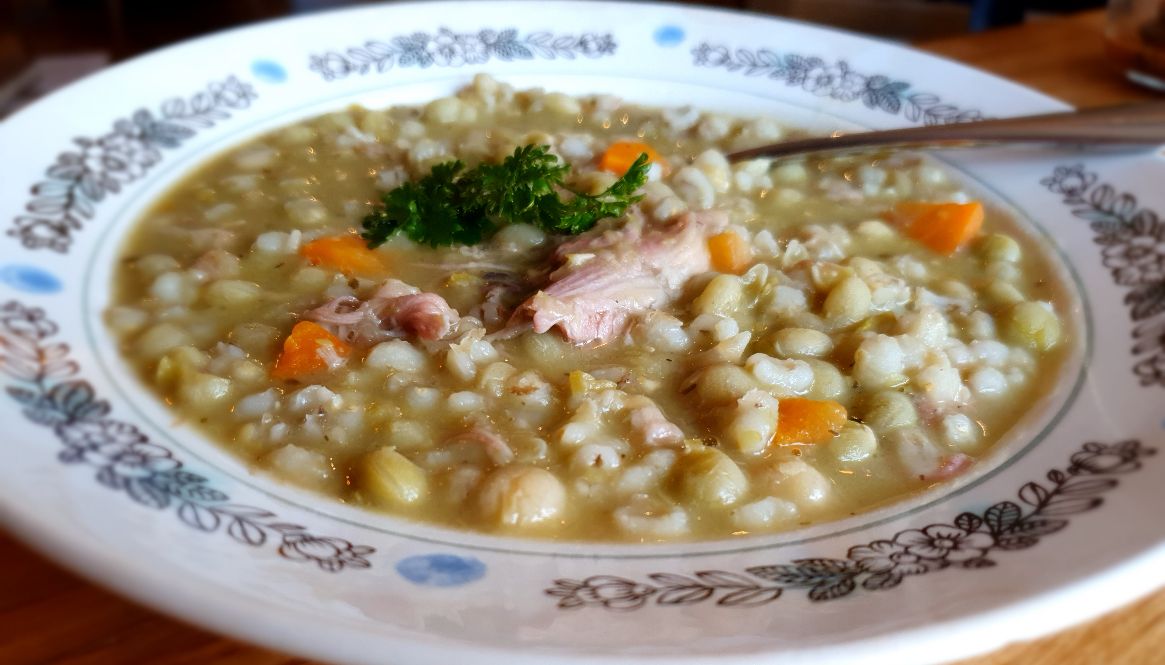 Pea soup with smoked pork