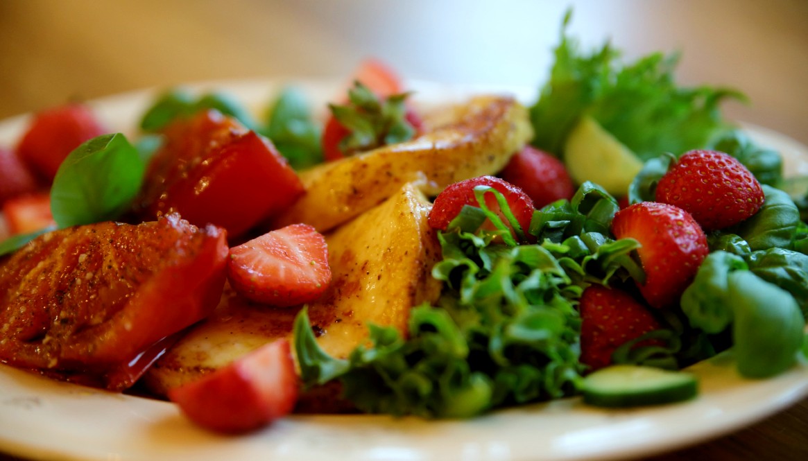 Juustusalat röstitud tomatite ja maasikatega