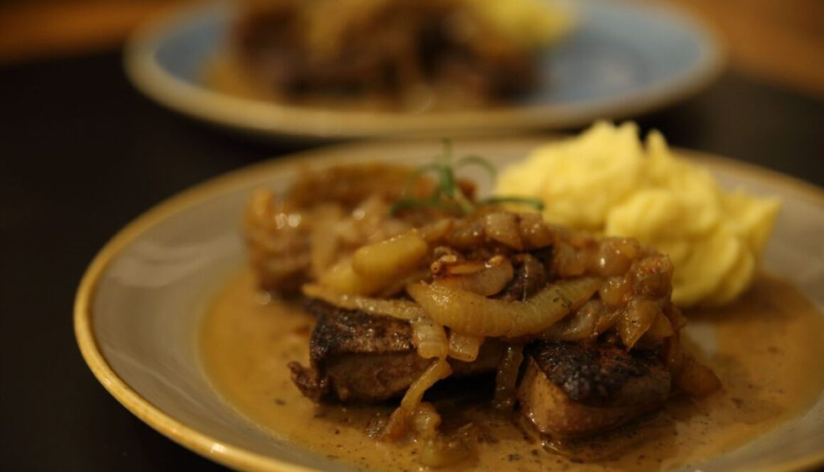 Foie de veau à la Lyonnaise – fried beef liver with onions