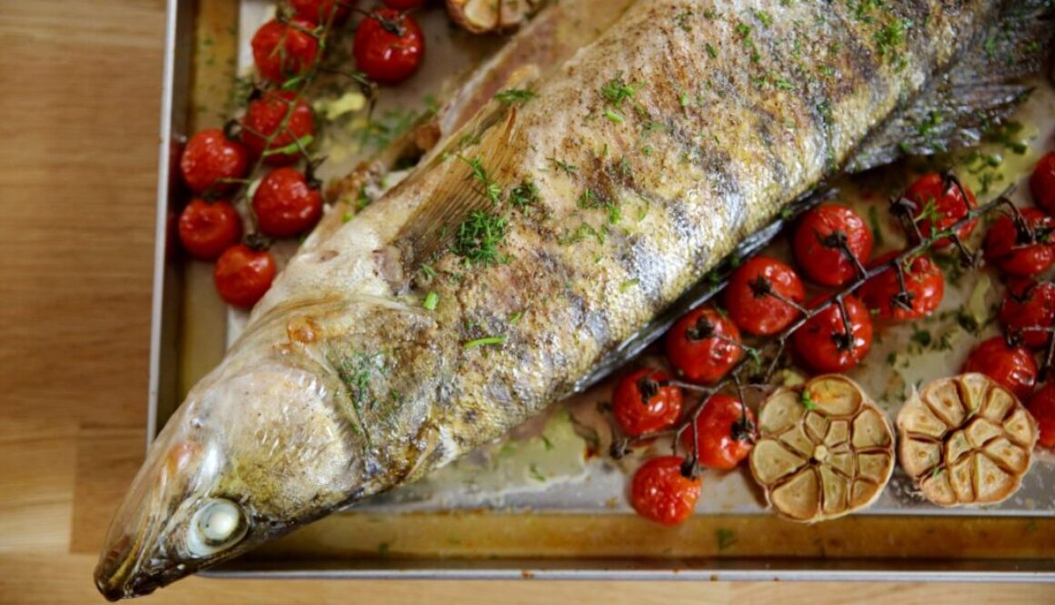 Pike-perch with cherry tomatoes and garlic