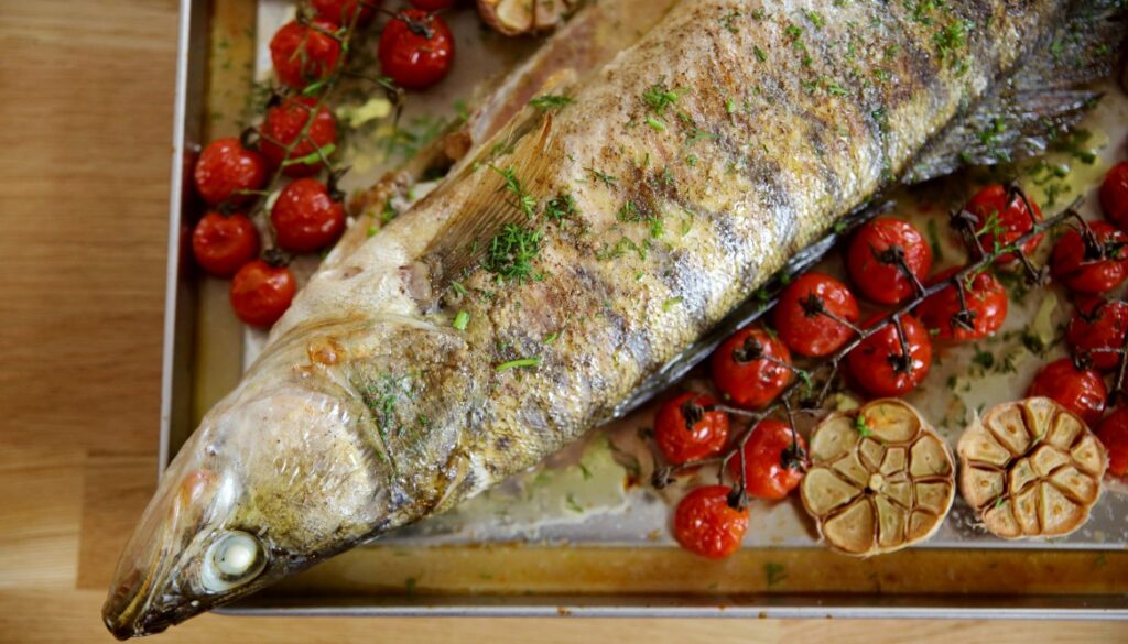 Pike-perch with cherry tomatoes and garlic