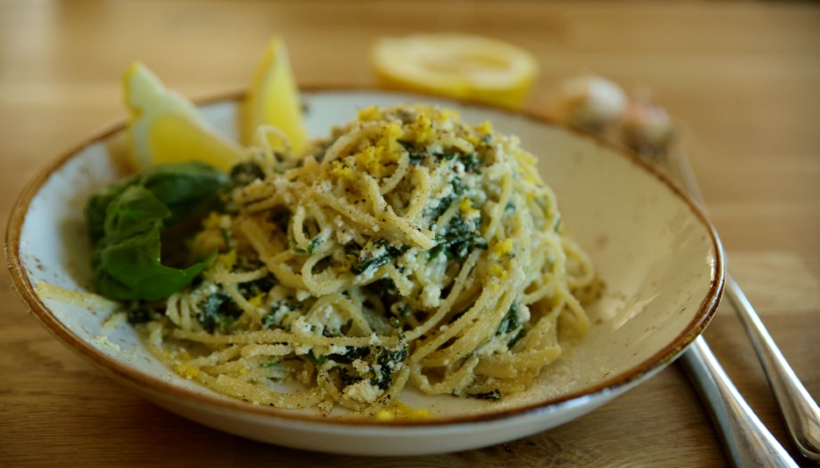 Ricotta-sidruni pasta spinatiga