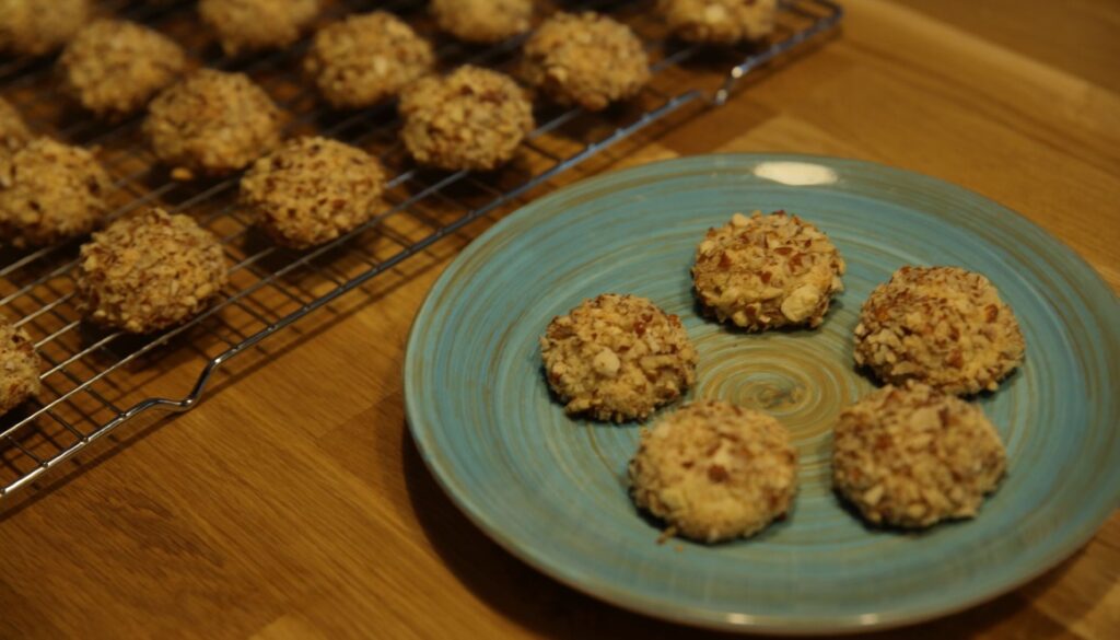 Marzipan cookies with pecan coating