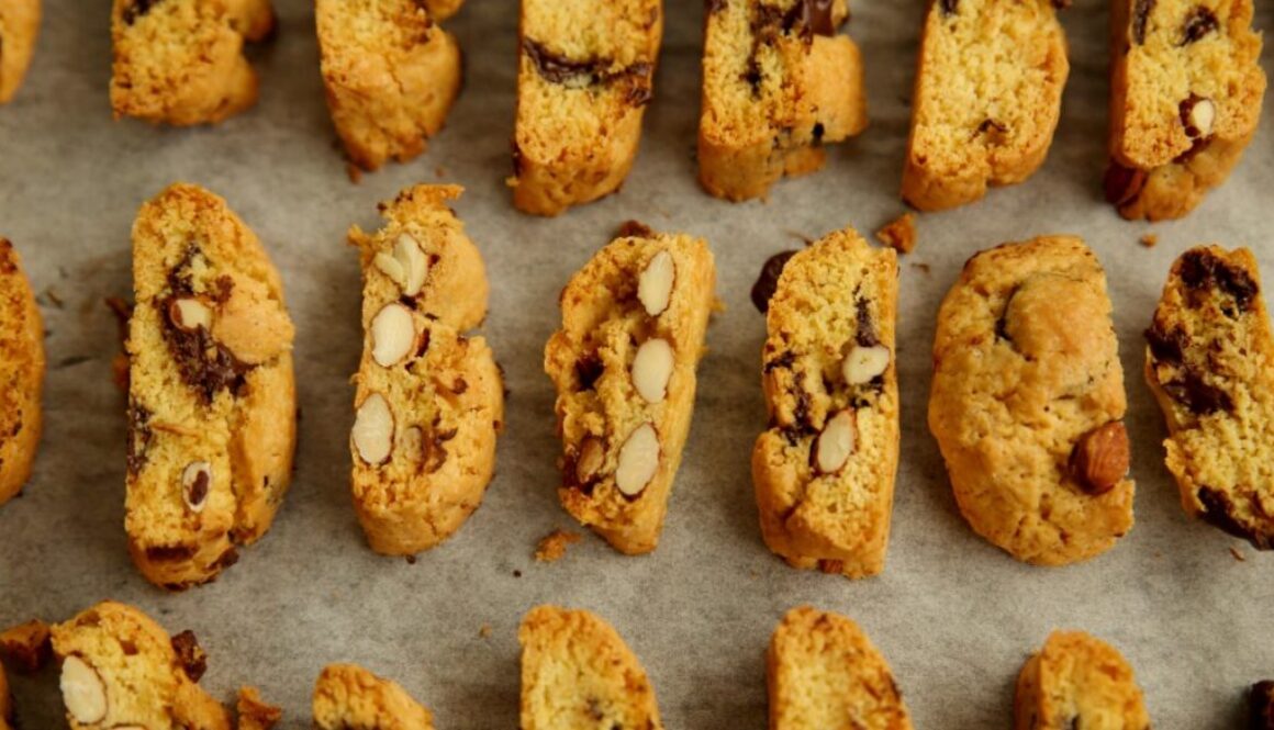 Cantucci with almonds and chocolate