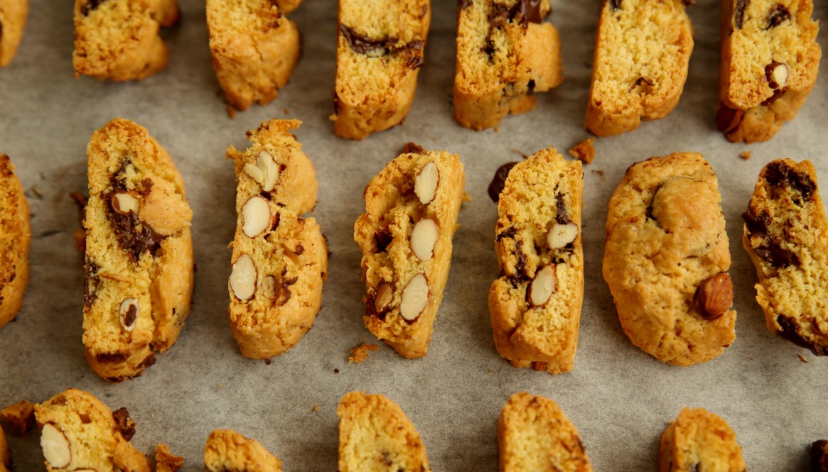 Cantucci küpsised mandlite ja šokolaadiga (Cantucci con mandorle e cioccolato)