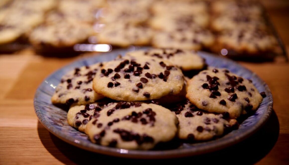 Chocolate tear cookies with cream cheese