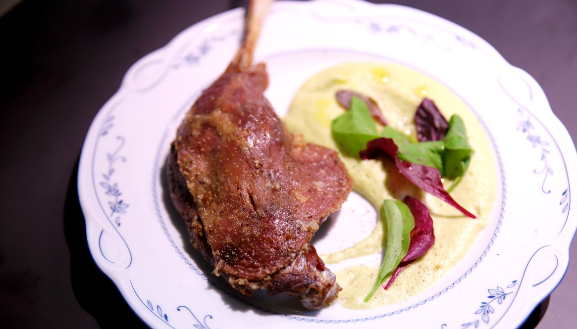 Long-roasted goose leg