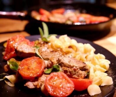 Sea sisefilee sibulate, praetud tomatite ja salveiga