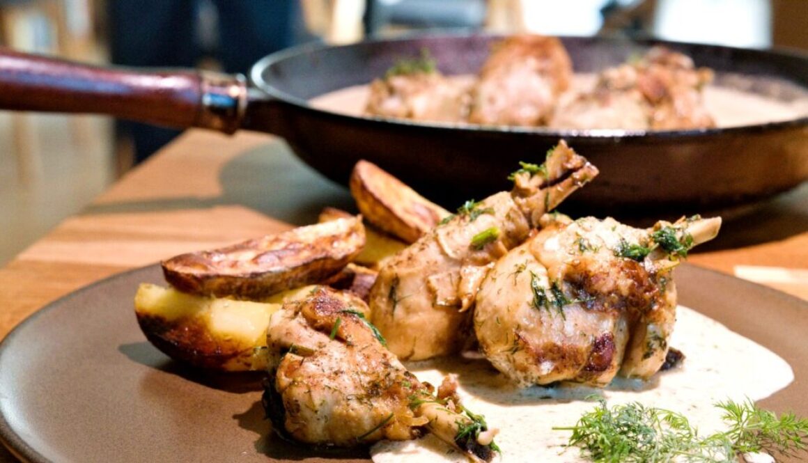 Pan-fried chicken in dill sauce