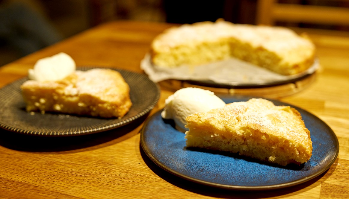 Simple Apple Cake
